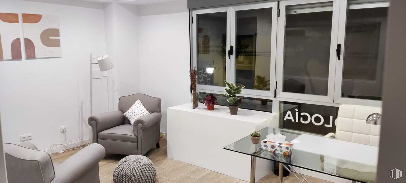 Oficina en alquiler en Calle Canarias, 4, Arganzuela, Madrid, 28045 con silla, mesa, alumbrado, propiedad, mueble, comodidad, diseño de interiores, maceta, edificio y piso alrededor