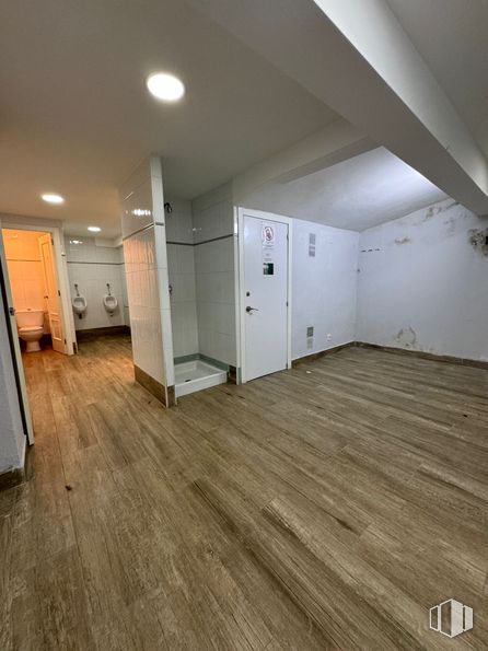 Local en alquiler en Calle Cartagena, Chamartín, Madrid, 28002 con puerta, lámpara, ebanistería, madera, suelos, suelo, hall, tinte para madera, suelo laminado y madera dura alrededor