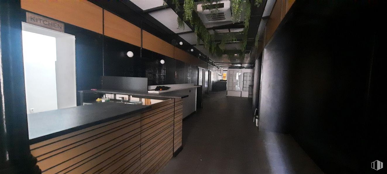 Retail for rent at Calle Gravina, Centro, Madrid, 28004 with cabinetry, countertop, building, wood, kitchen, flooring, floor, house, kitchen stove and kitchen appliance around