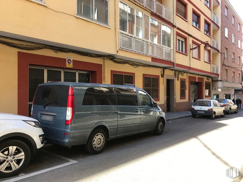 Retail for rent at Calle Doctor Fleming, 6, Guadalajara, 19003 with wheel, window, van, car, building, automotive parking light, tire, land vehicle, vehicle and automotive side marker light around