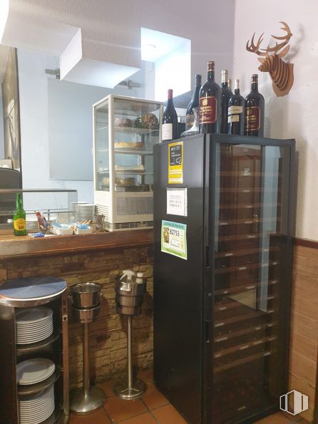 Local en venta en Zona Universidad, Móstoles, Madrid, 28933 con enfriador de vino, botella de vino, vajilla, botella, ebanistería, propiedad, mueble, madera, edificio y interiorismo alrededor