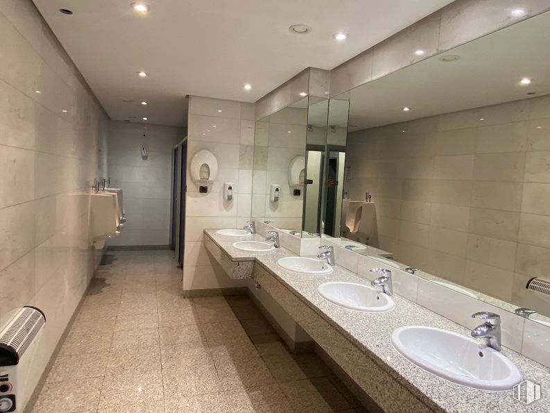 Oficina en venta en Edificio Inbisa, Avenida Pirineos, 7, San Sebastián de los Reyes, Madrid, 28700 con fregadero, espejo, grifo, accesorio de plomería, lavabo del baño, edificio, baño, diseño de interiores, piso y fontanería alrededor