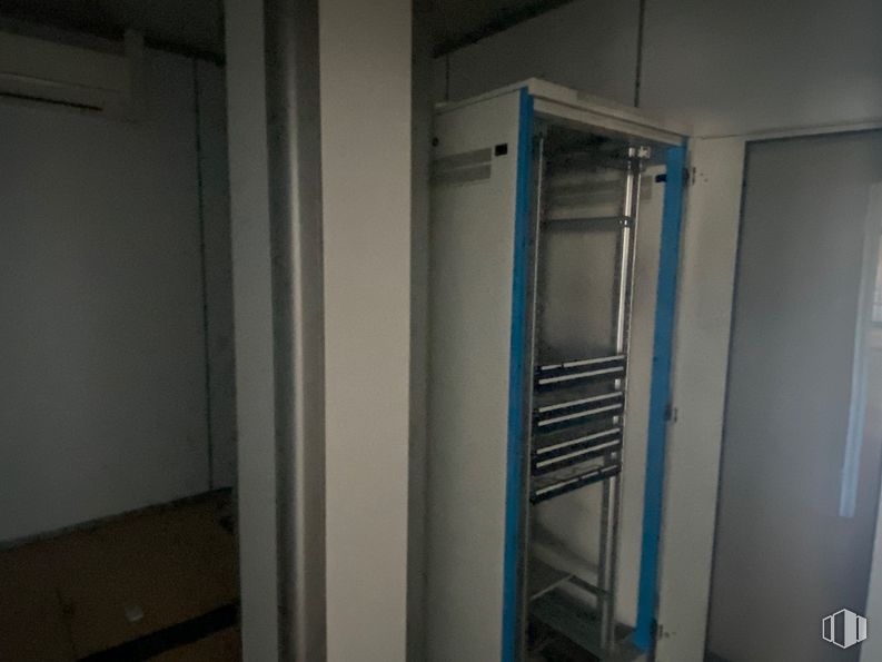 Oficina en alquiler en Edificio Inbisa, Avenida Pirineos, 7, San Sebastián de los Reyes, Madrid, 28700 con ebanistería, accesorio, gas, aluminio, vidrio, material compuesto, suelo, techo, azul eléctrico y madera alrededor