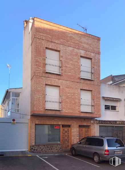 Office for sale & for rent at Plaza España, 9, Alameda de la Sagra, Toledo, 45240 with van, window, building, tire, car, sky, wheel, vehicle, brick and neighbourhood around