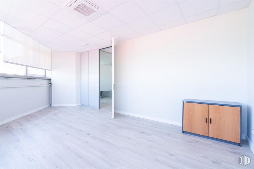 Oficina en alquiler y venta en Calle Alfonso Gómez, 42, San Blas - Canillejas, Madrid, 28037 con ebanistería, alacena, edificio, madera, hall, interiorismo, suelos, accesorio, suelo y pared alrededor