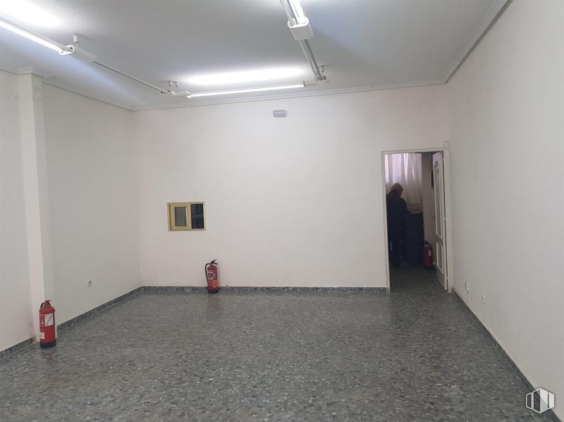 Local en venta en Calle Marqués, Pinto, Madrid, 28320 con lámpara, persona, suelos, suelo, techo, hall, hormigón, suelo de baldosas, escayola y pintura alrededor