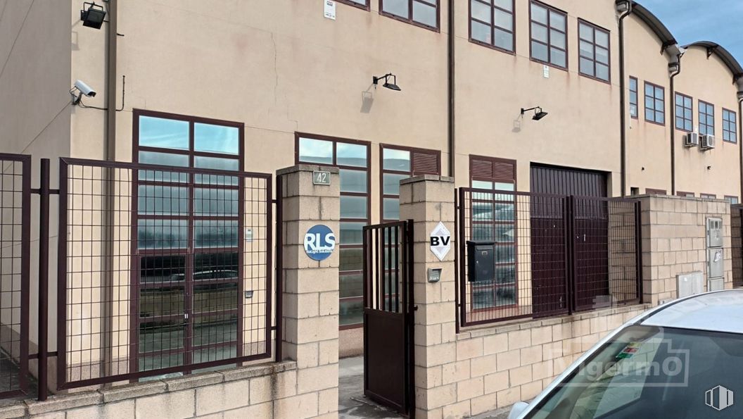 Industrial for rent at Calle Meridiano, Torrejón de Ardoz, Madrid, 28850 with window, car, wall, composite material, door, iron, metal, gate, concrete and building material around