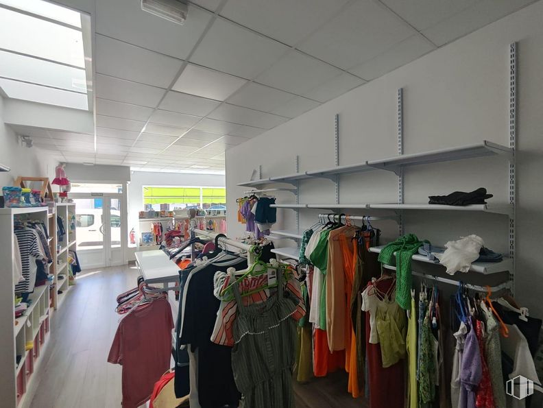 Retail for sale & for rent at Zona centro, Villafranca de los Caballeros, Toledo, 45730 with clothing, lighting, clothes hanger, sleeve, hat, retail, fashion design, closet, event and shelf around