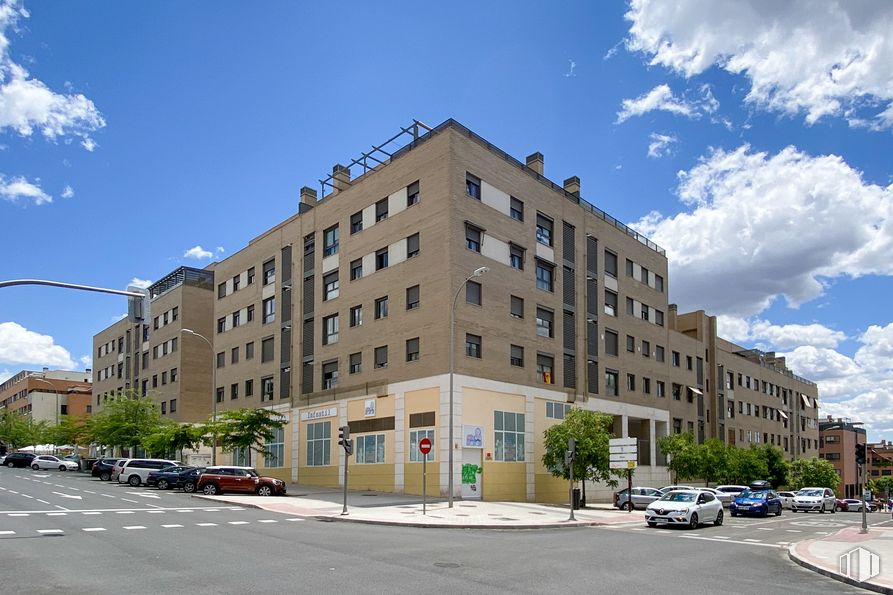 Local en venta en Avenida Monasterio de El Escorial, 26, Fuencarral - El Pardo, Madrid, 28034 con edificio, nube, cielo, coche, vehículo terrestre, rueda, propiedad, ventana, luz de la calle y vehículo alrededor