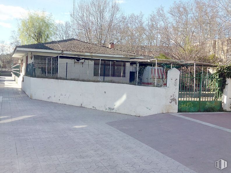 Retail for sale at Zona Parquesierra, Collado Villalba, Madrid, 28400 with sky, building, plant, window, road surface, house, tree, asphalt, cloud and tar around