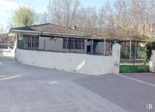 Local en venta en Zona Parquesierra, Collado Villalba, Madrid, 28400 con cielo, edificio, planta, ventana, superficie de carretera, casa, árbol, asfalto, nube y brea alrededor