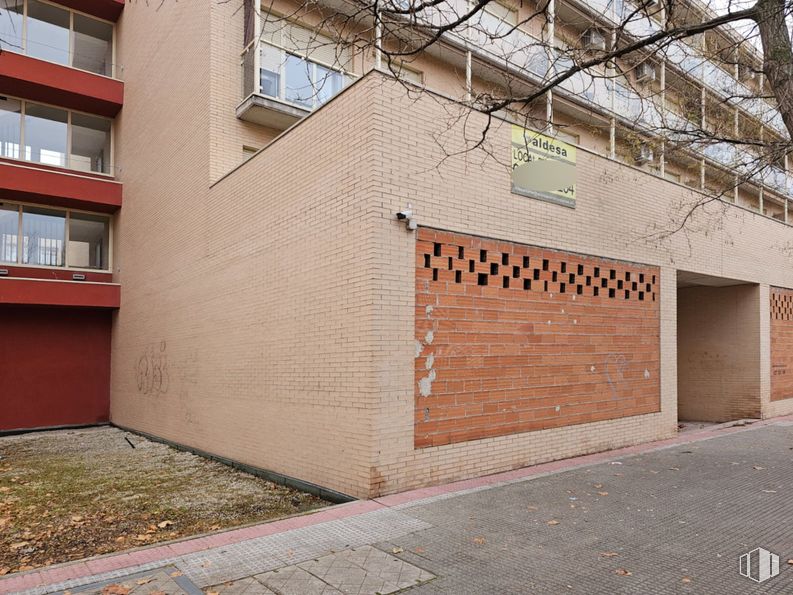 Retail for sale & for rent at Calle Juan Genovés, Torrejón de Ardoz, Madrid, 28850 with window, wall, architecture, apartment, composite material, concrete, brick, condominium, building material and brickwork around