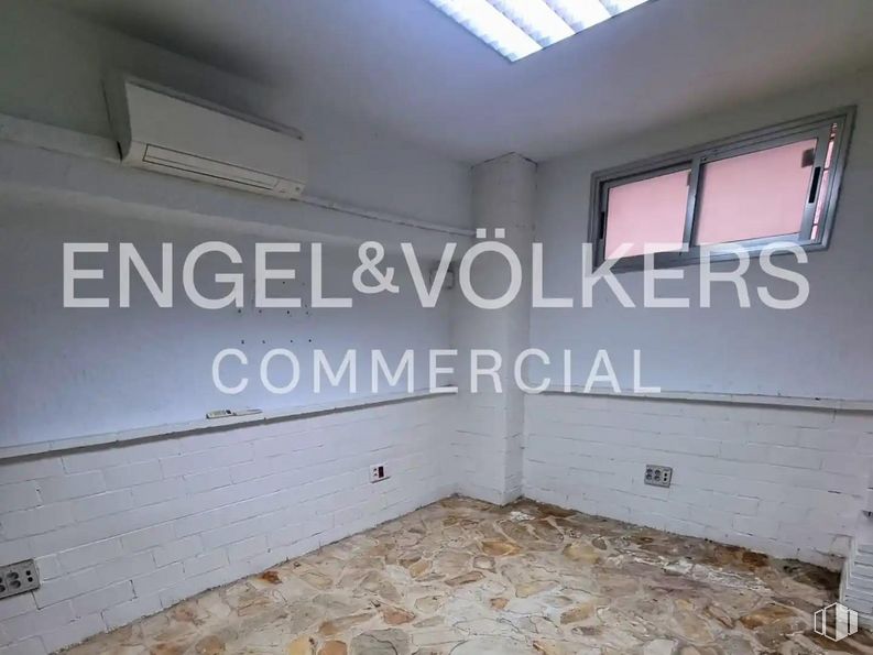 Retail for sale & for rent at Calle Ramón Fort, Ciudad Lineal, Madrid, 28033 with window, wood, interior design, architecture, flooring, font, floor, building, rectangle and ceiling around