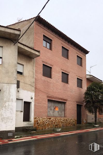 Retail for sale at Calle Caballa, 20, Portillo de Toledo, Toledo, 45512 with building, property, window, sky, plant, architecture, fixture, neighbourhood, brick and wall around