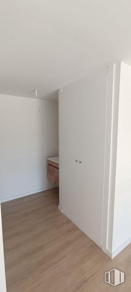 Oficina en venta en Calle Laguna del Marquesado, Villaverde, Madrid, 28021 con armario, alacena, ebanistería, accesorio, madera, suelos, madera dura, edificio, techo y tinte para madera alrededor