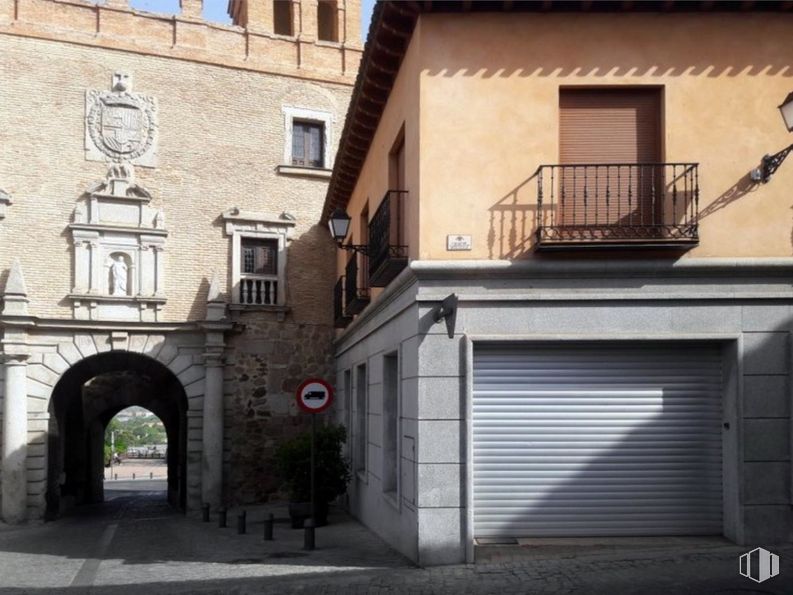 Retail for rent at Zona San Juan de los Reyes, Toledo, 45002 with window, building, door, property, neighbourhood, wall, house, facade, wood and tints and shades around