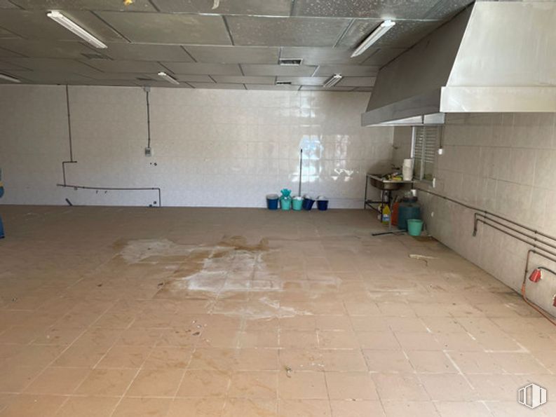 Retail for sale at Zona centro, Lillo, Toledo, 45870 with hall, floor, flooring, tile flooring, ceiling, building, space, concrete, event and room around