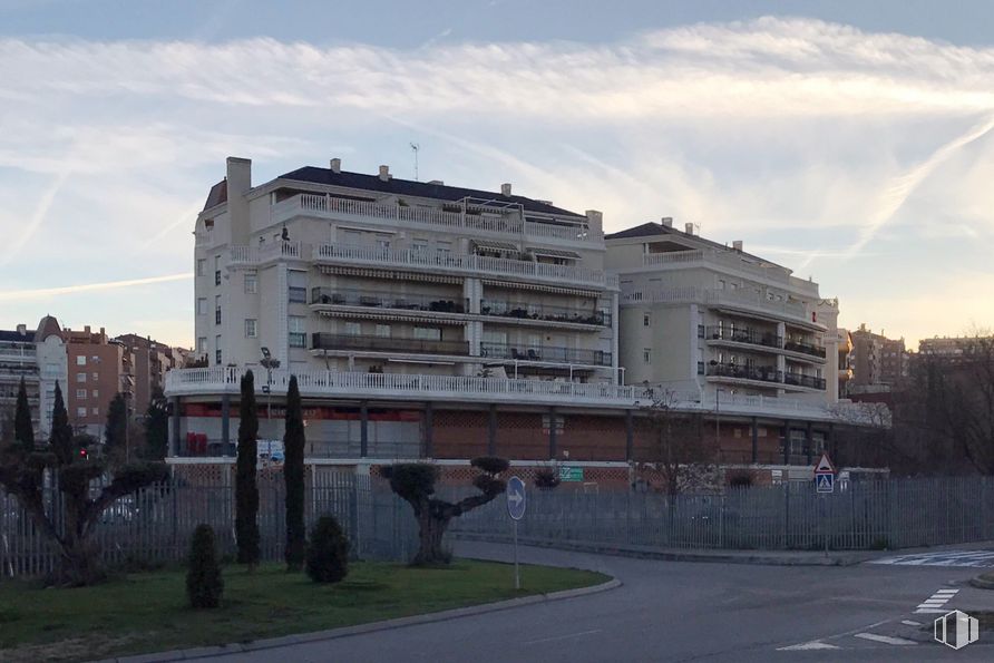 Retail for sale & for rent at Plaza Alegría, 1, Arganda del Rey, Madrid, 28500 with building, cloud, sky, plant, urban design, condominium, tower block, facade, window and commercial building around