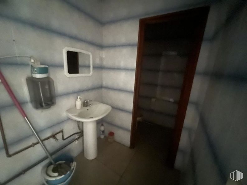 Retail for sale at Calle Santiago de la Fuente, Bargas, Toledo, 45593 with sink, bottle, tap, mirror, bathroom sink, plumbing fixture, building, bathroom, wood and house around