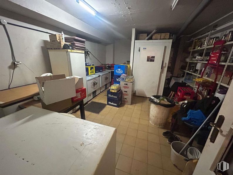 Local en alquiler en Calle Ángel Yagüe, Torrelodones, Madrid, 28250 con caja de envío, mesa, caja, interiorismo, suelo, suelos, mesa, estante, espacio y techo alrededor