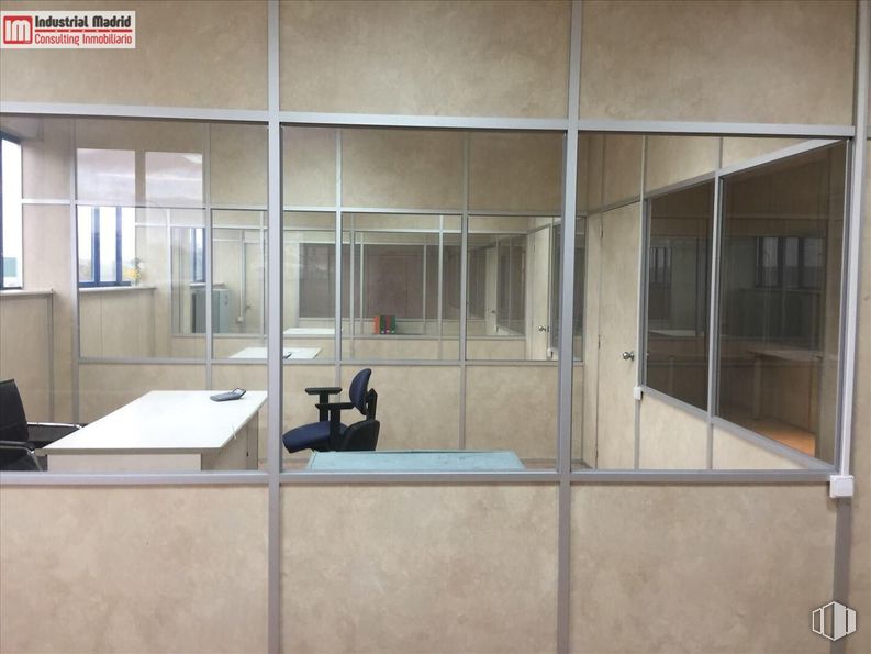 Industrial for sale at Zona Industrial El Álamo, El Álamo, Madrid, 28607 with window, table top, interior design, flooring, floor, glass, composite material, ceiling, metal and transparency around