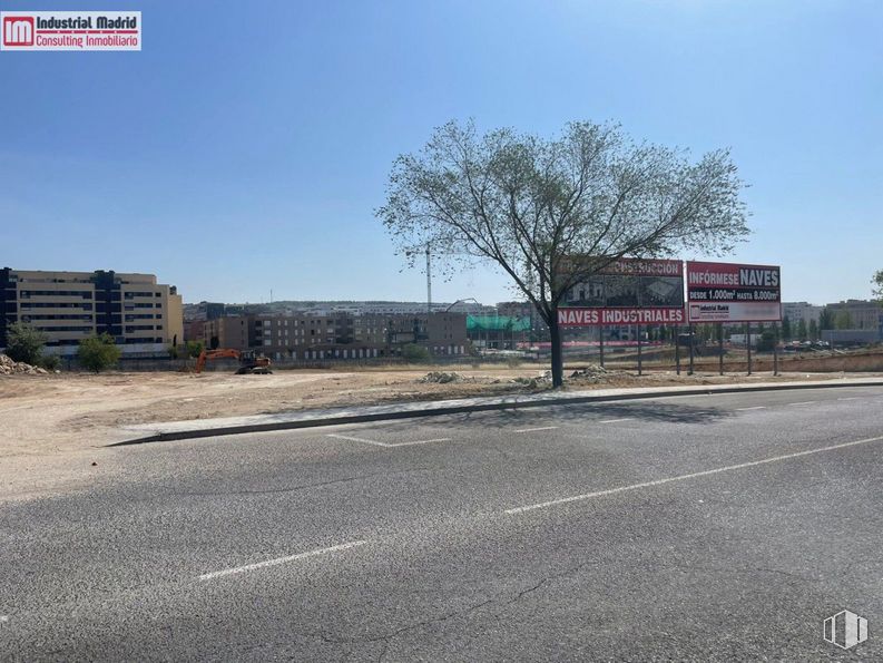 Land for sale at Zona Rivas Futura, Rivas-Vaciamadrid, Madrid, 28529 with building, sky, tree, road surface, asphalt, land lot, plant, urban design, residential area and tar around