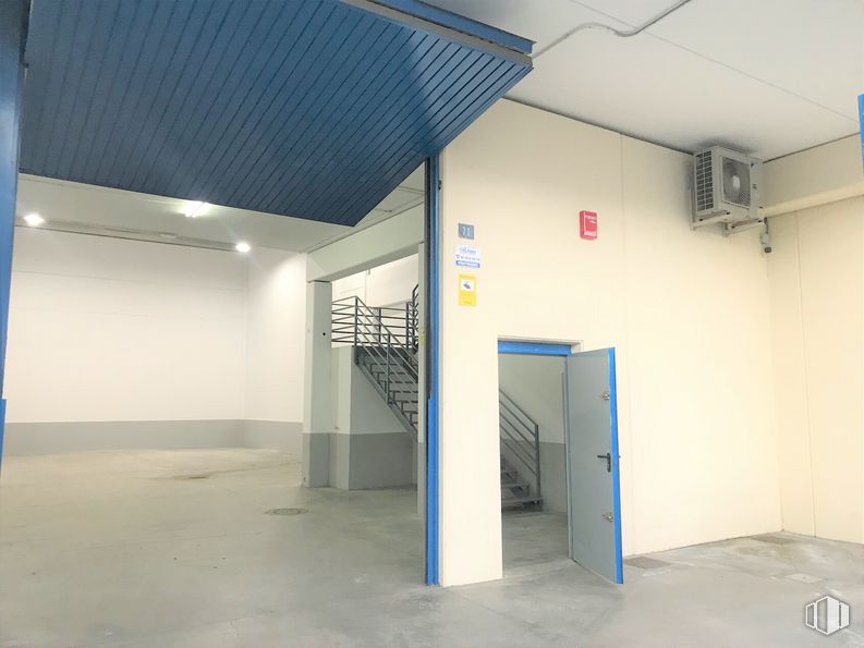 Nave en alquiler en Calle Físicas, 71, Alcorcón, Madrid, 28923 con puerta, edificio, piso, suelo, accesorio, pared, gas, material compuesto, techo y espacio alrededor