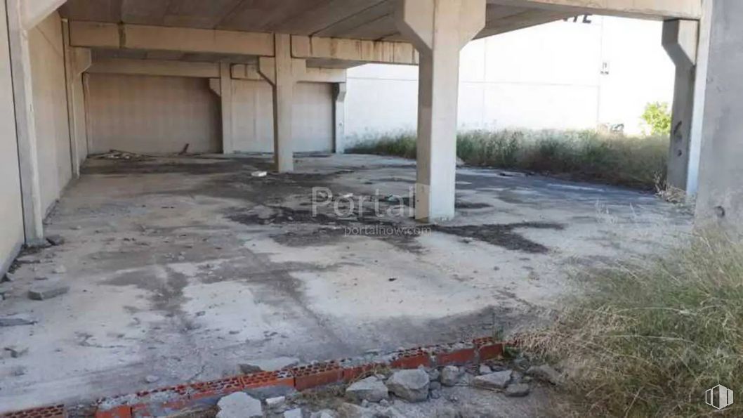 Industrial for sale at Polígono industrial El Viso de San Juan, El Viso de San Juan, Toledo, 45215 with plant, floor, gas, concrete, flooring, road surface, asphalt, composite material, soil and column around