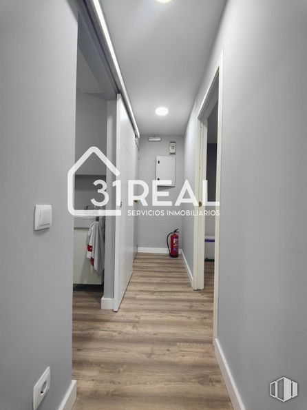 Retail for rent at Zona Peñagrande, Fuencarral - El Pardo, Madrid, 28035 with building, fixture, stairs, wood, hall, flooring, floor, picture frame, door and house around