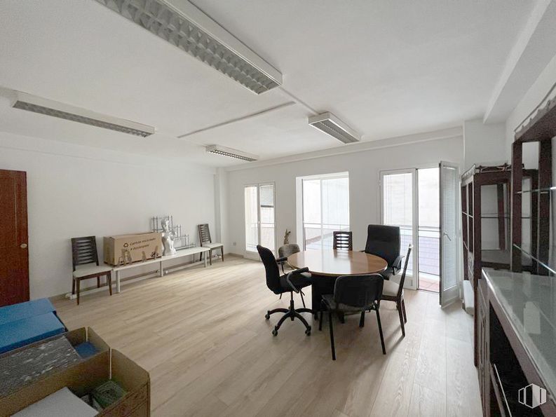 Oficina en alquiler en Calle Nuncio, Leganés, Madrid, 28912 con silla, mesa, mueble, madera, ventana, sala de estar, pasillo, accesorio, pavimentos y piso alrededor