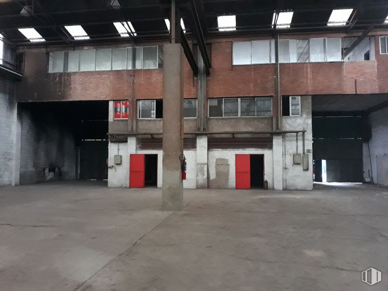 Industrial for rent at Camino Hormigueras, Villa de Vallecas, Madrid, 28031 with building, window, architecture, floor, hall, composite material, parking, flooring, fixture and facade around