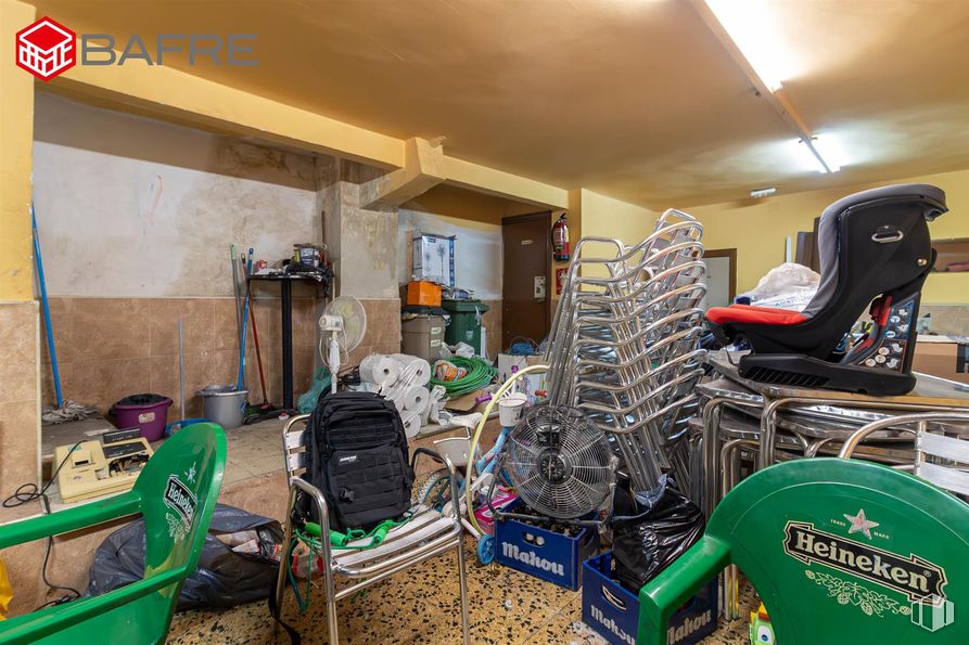 Retail for sale at Calle Ebanistería, San Blas - Canillejas, Madrid, 28037 with backpack, bag, chair, furniture, flooring, floor, plastic, baggage, shelf and cleanliness around