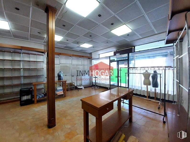 Retail for sale at Plaza Arrabal, Arévalo, Ávila, 05200 with desk, table, light fixture, furniture, interior design, flooring, wood, floor, ceiling and fixture around