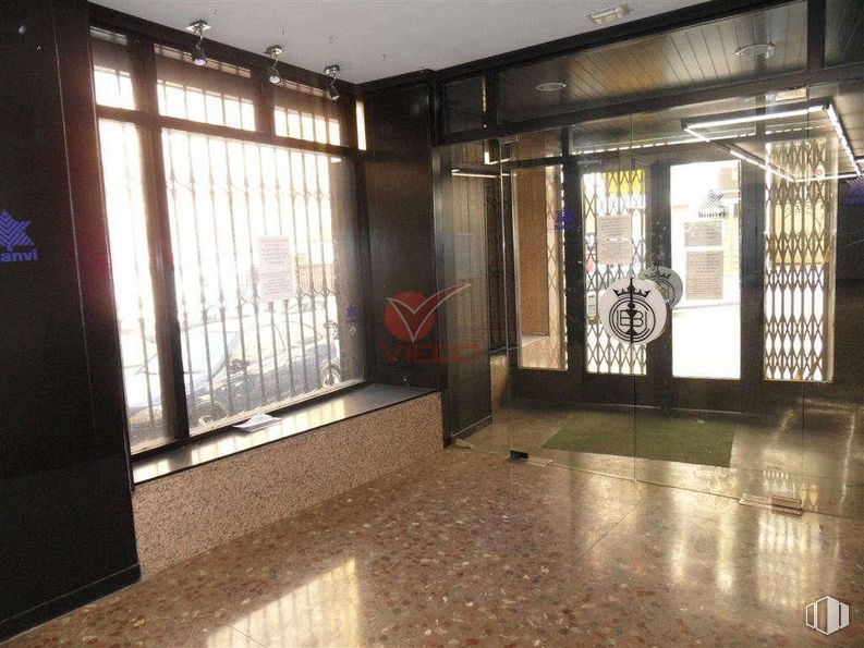 Retail for sale & for rent at Zona Centro, Cuenca, 16004 with wood, building, interior design, floor, door, flooring, hall, fixture, house and real estate around