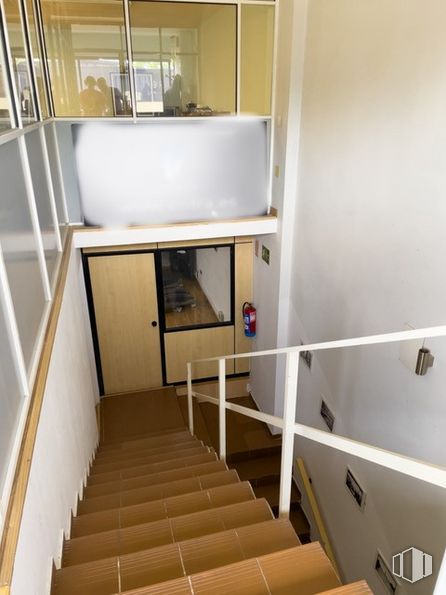 Nave en alquiler y venta en Calle York, Las Rozas de Madrid, Madrid, 28230 con puerta, edificio, propiedad, escaleras, madera, interiorismo, casa, accesorio, suelo y pared alrededor