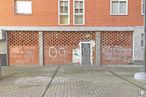 Retail for rent at Calle Lago Blanco, 4, Parla, Madrid, 28980 with window, building, door, road surface, fixture, wood, brickwork, brick, font and sidewalk around