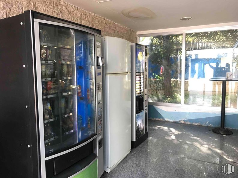 Oficina en alquiler en Polígono industrial Sur, San Sebastián de los Reyes, Madrid, 28700 con refrigerador, propiedad, edificio, planta, casa, puerta, gas, aparato de cocina, sombra y electrodomésticos alrededor