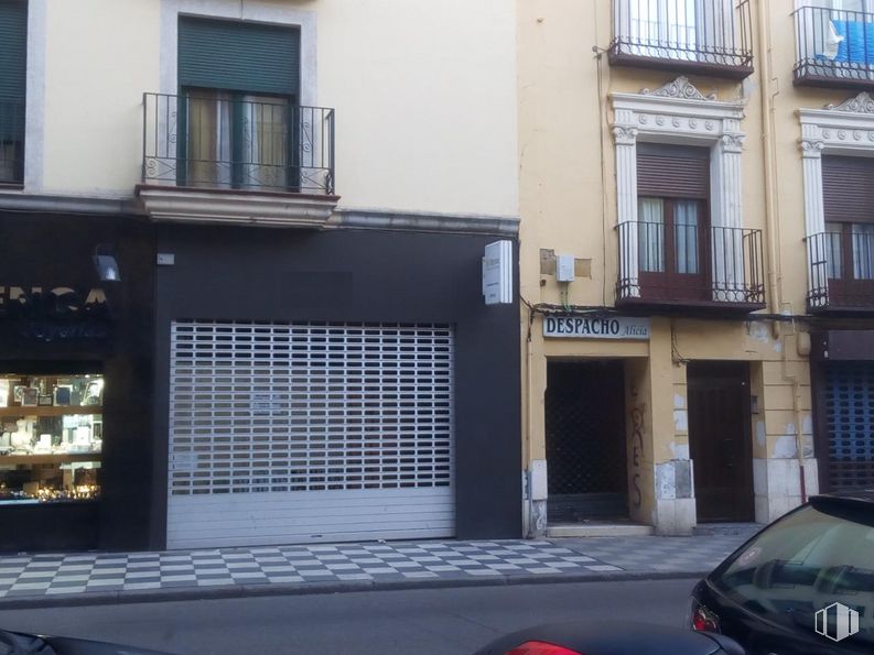 Retail for rent at Calle Calderón de la Barca, Cuenca, 16001 with car, window, door, building, automotive lighting, vehicle, automotive design, automotive exterior, residential area and gas around