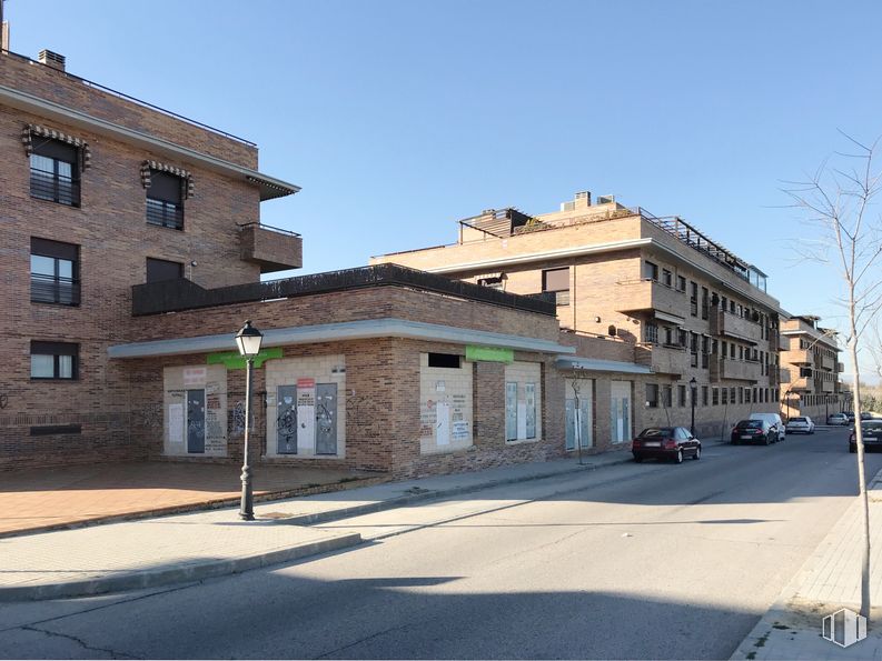 Local en alquiler y venta en Calle Hércules, 2, Brunete, Madrid, 28690 con edificio, cielo, ventana, luz de la calle, diseño urbano, superficie de carretera, asfalto, coche, condominio y propiedad material alrededor