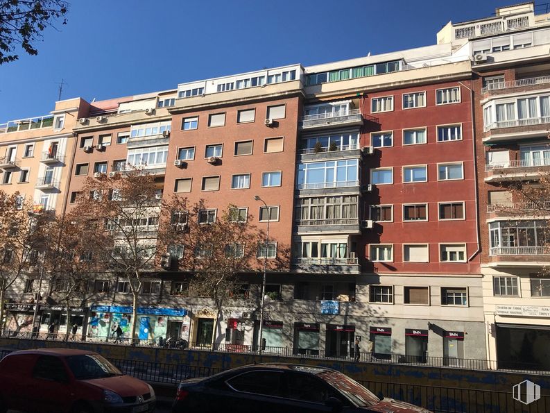 Retail for sale at Zona Fuente del Berro, Salamanca, Madrid, 28028 with car, sky, building, daytime, window, architecture, urban design, vehicle, condominium and tree around