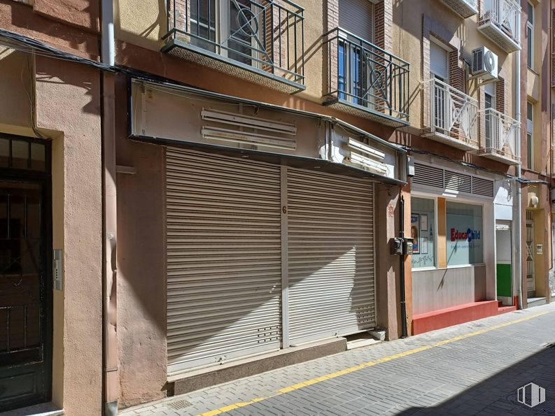 Retail for sale at Calle Estafeta Vieja, Illescas, Toledo, 45200 with door, window, building, wood, shade, urban design, road surface, residential area, real estate and asphalt around