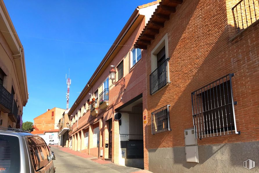 Local en alquiler y venta en Calle Paloma, 40, Algete, Madrid, 28110 con ventana, coche, edificio, cielo, iluminación automotriz, vehículo, superficie de carretera, casa, área residencial y madera alrededor