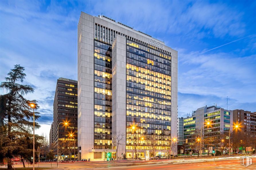 Office for rent at Edificio Cuzco IV, Paseo Castellana, 141, Tetuán, Madrid, 28046 with building, daytime, urban area, high-rise building, metropolitan area, city, skyscraper, commercial building, facade and metropolis around