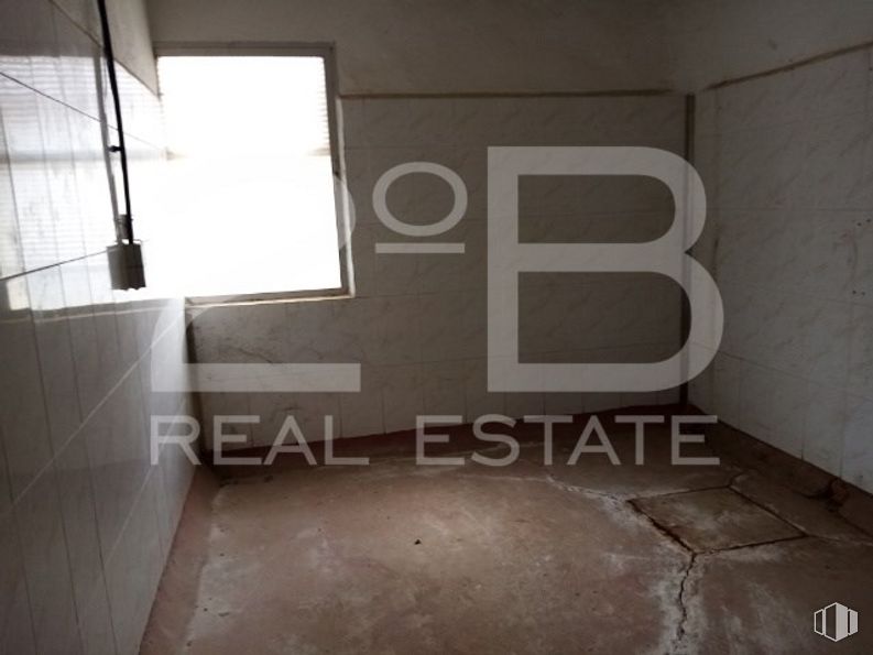 Industrial for sale at Casco urbano, La Puebla de Almoradiel, Toledo, 45840 with window, building, wood, grey, flooring, floor, material property, font, composite material and gas around