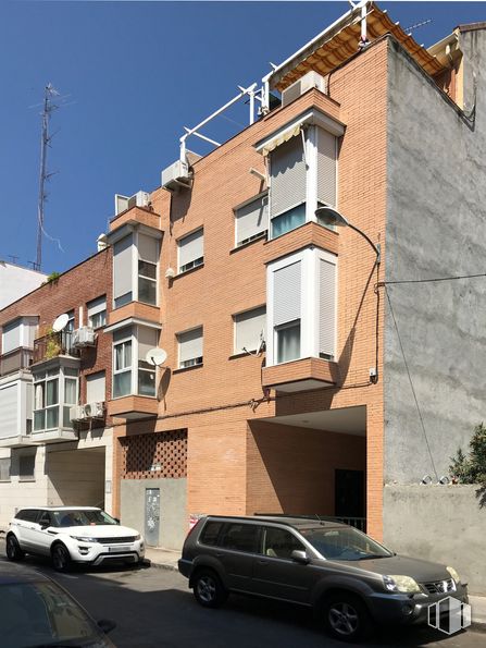 Local en venta en Paseo Perales, 62, La Latina, Madrid, 28011 con coche, rueda, edificio, neumático, luz de estacionamiento automotriz, vehículo terrestre, vehículo, propiedad, ventana y cielo alrededor