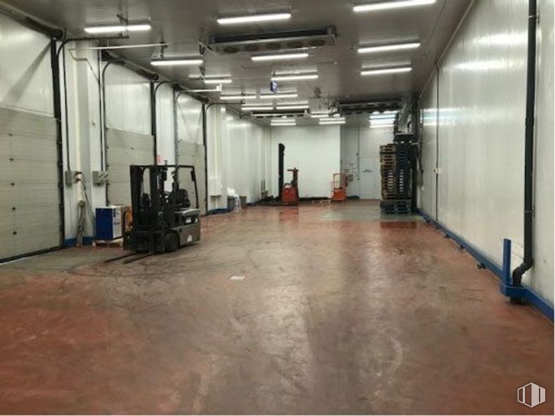 Nave en venta en Zona Industrial Getafe, Getafe, Madrid, 28901 con accesorio, pasillo, suelo, piso, edificio, gas, metal, máquina, techo y material de construcción alrededor