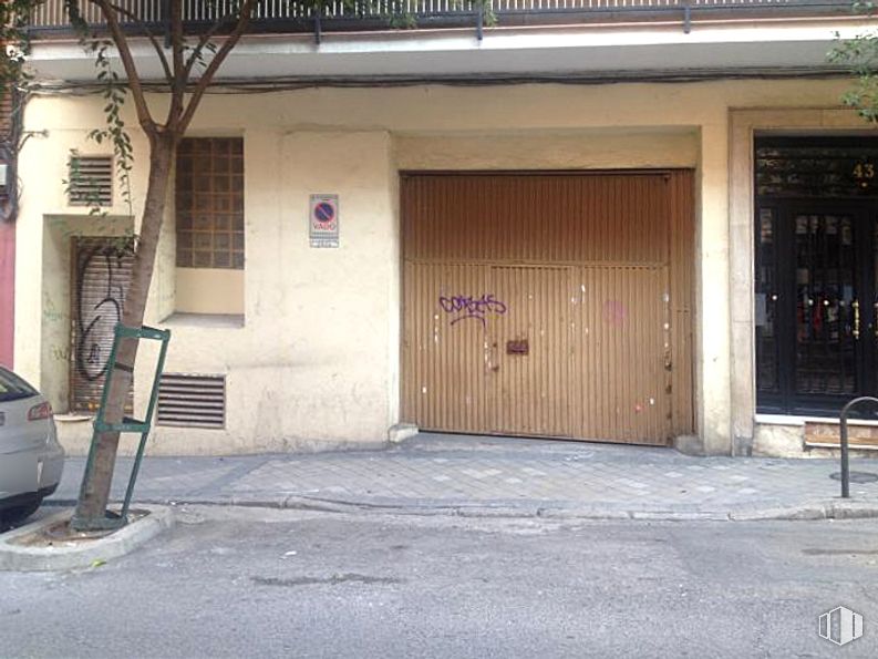 Retail for sale & for rent at Calle Canillas, Chamartín, Madrid, 28002 with door, car, building, road surface, wood, asphalt, plant, wall, residential area and city around