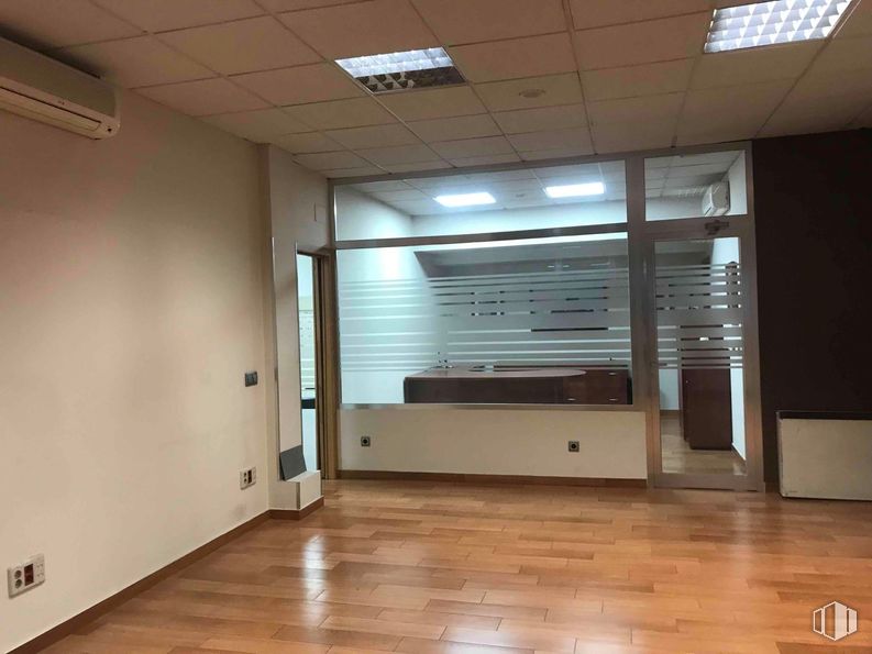 Local en alquiler y venta en Zona El Praderón, San Sebastián de los Reyes, Madrid, 28700 con lámpara, alumbrado, suelos, suelo, interiorismo, techo, puerta, vidrio, suelos de madera y madera dura alrededor