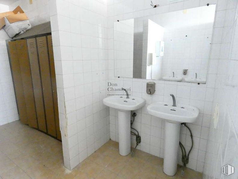 Industrial for sale at Carretera CM-5007, Valmojado, Toledo, 45940 with sink, mirror, tap, property, building, bathroom sink, plumbing fixture, bathroom, purple and interior design around