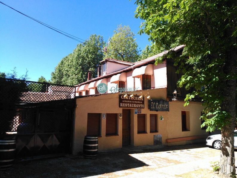 Retail for sale at Valsaín - San Ildefonso - La Granja, San Ildefonso, Segovia, 40109 with car, house, sky, plant, building, window, tree, wheel, residential area and real estate around